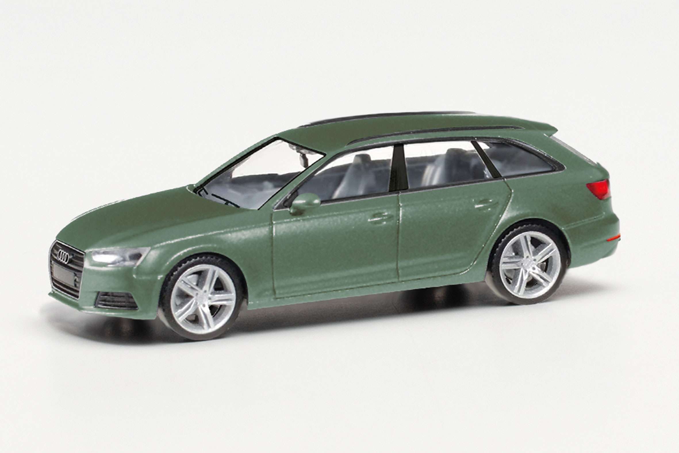 Audi-A4-Avant-distriktgruen-metallic-11-038577-004_b_0.jpg