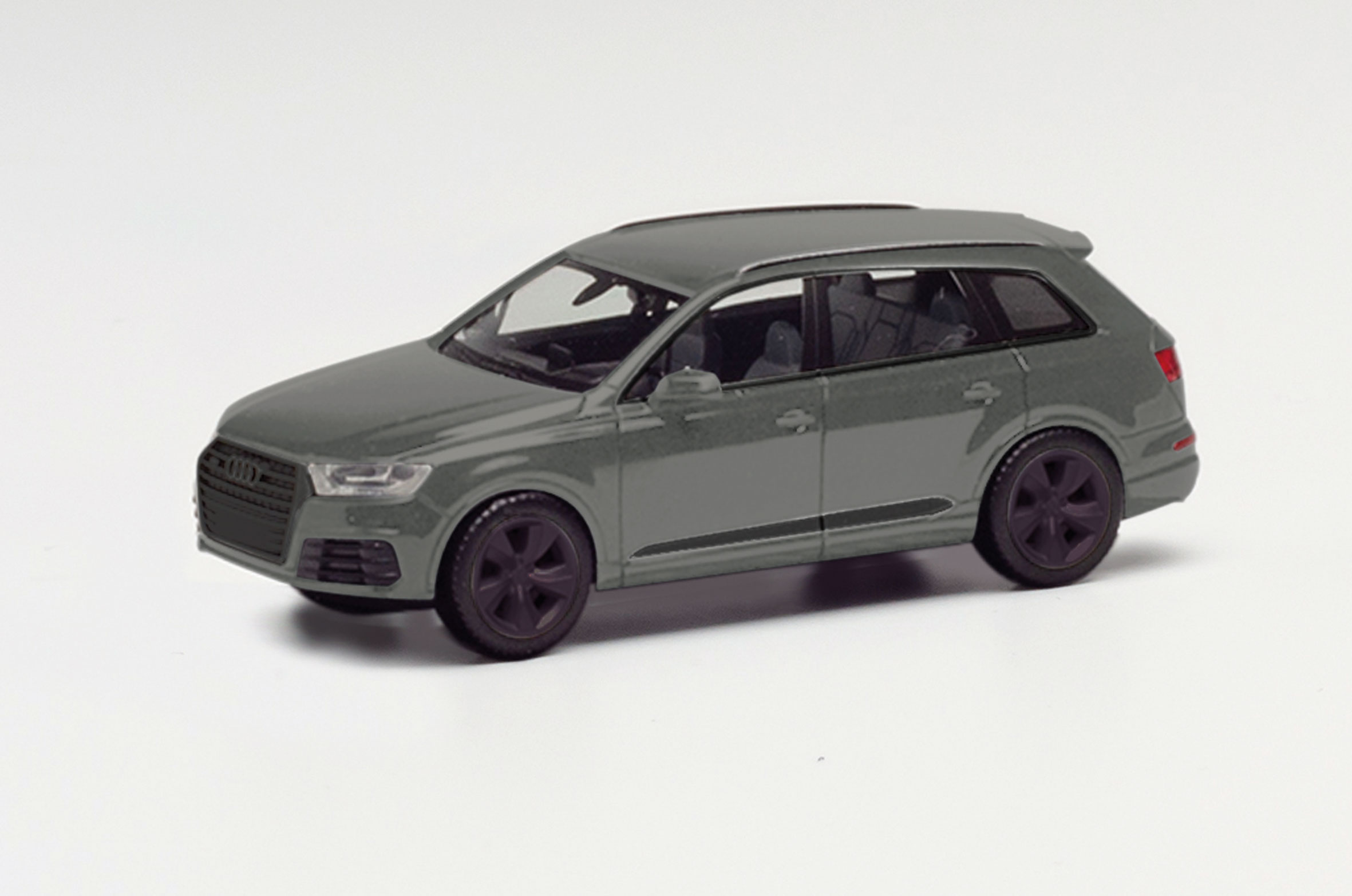 Audi-Q7-nardograu-11-420969_b_0.jpg