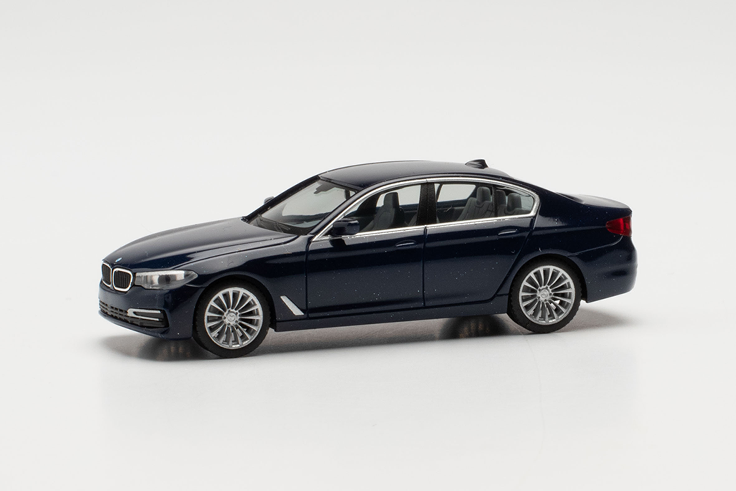 BMW-5er-Limousine-blau-met-11-430692-004_b_0.jpg