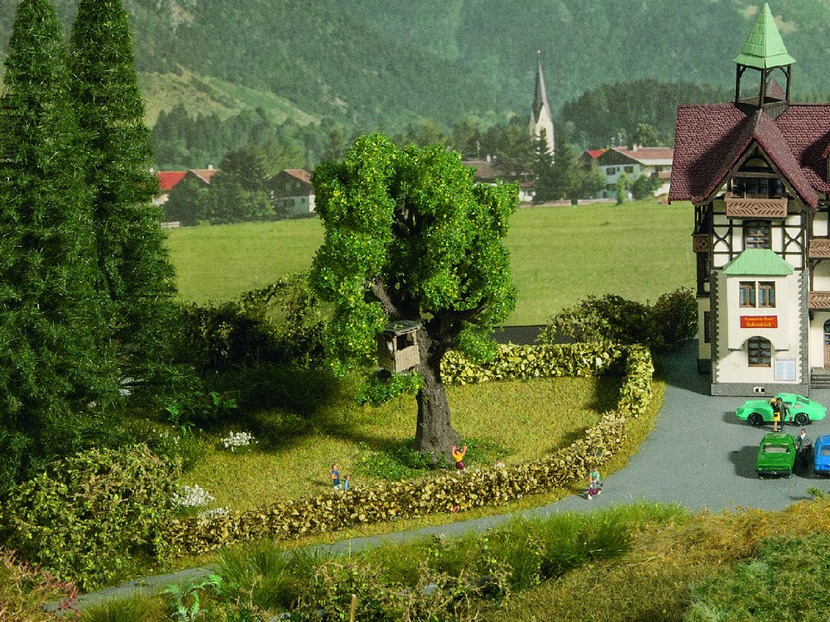 Baum-mit-Baumhaus-12-21766_b_0.jpg