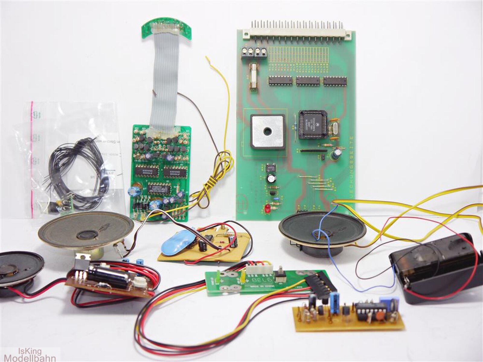 elektronik-anschlussplatinen-mit-lautsprecher-modelleisenbahn.jpg