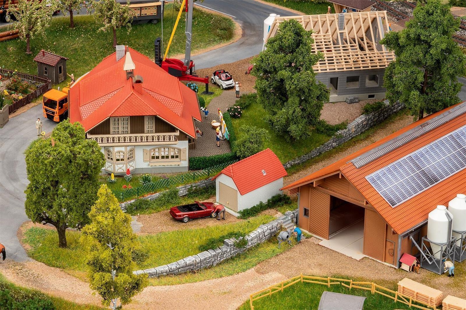 faller-130583-bauernhaus-mit-stallung-und-garage.jpg