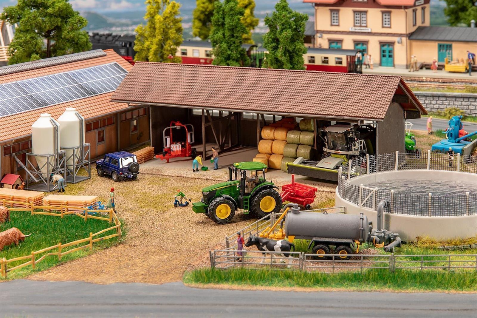 faller-130584-geraeteunterstand-guellegrube-und-futtermittelsilos.jpg