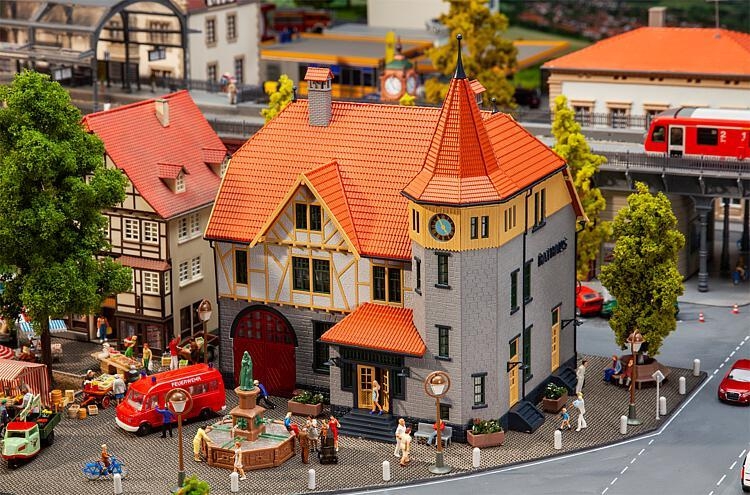 faller-130649-rathaus-mit-feuerwehrgarage-neuheit-2021.jpg