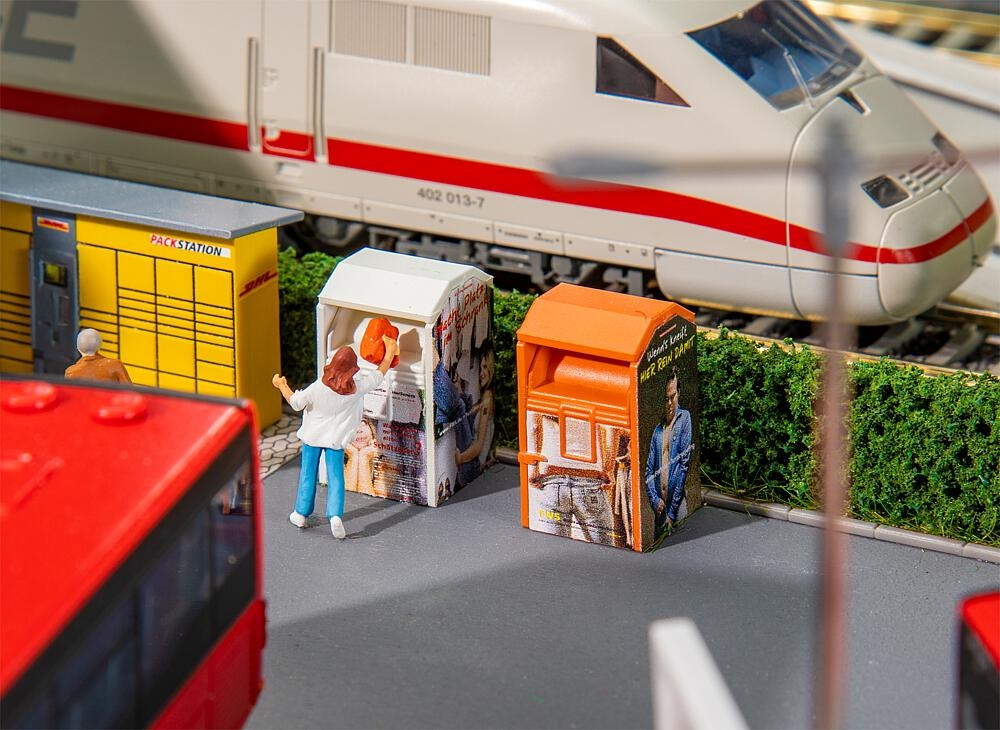faller-180341-4-altkleidercontainer.jpg