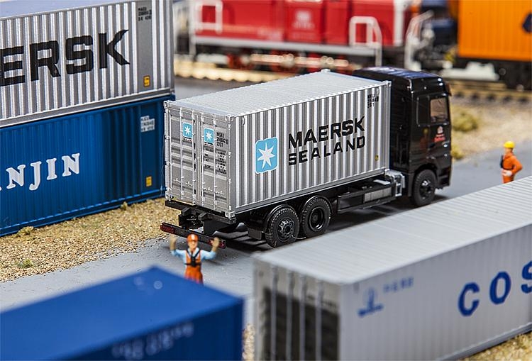 faller-180823-20-container-mit-dem-labeling-des-unternehmens-maersk-sealand.jpg