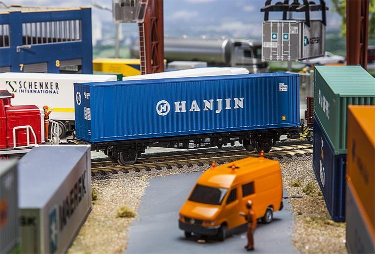 faller-180842-40-hi-cube-container-mit-dem-labeling-des-unternehmens-hanjin.jpg