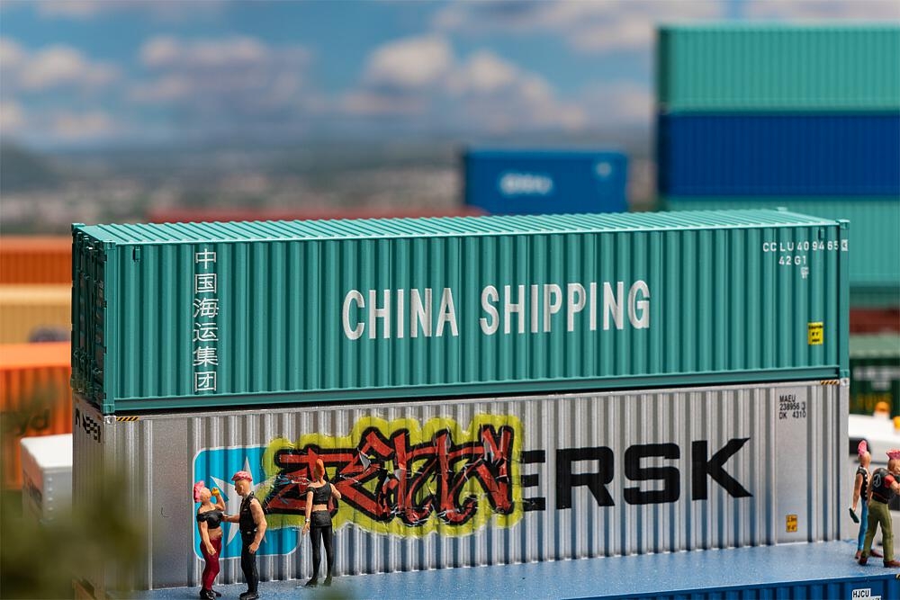 faller-182101-40-container-china-shipping.jpg