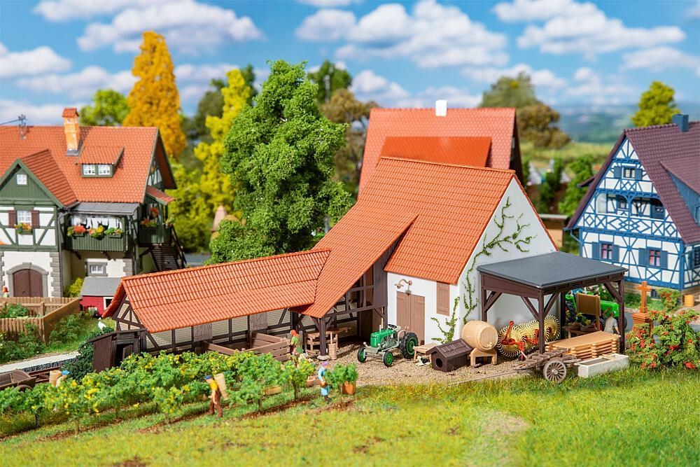 faller-191779-landwirtschaftliches-gebaeude-mit-zubehoer.jpg