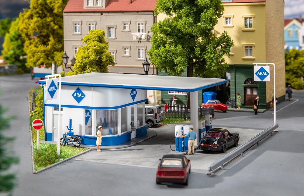 faller-191784-kleine-tankstelle.jpg