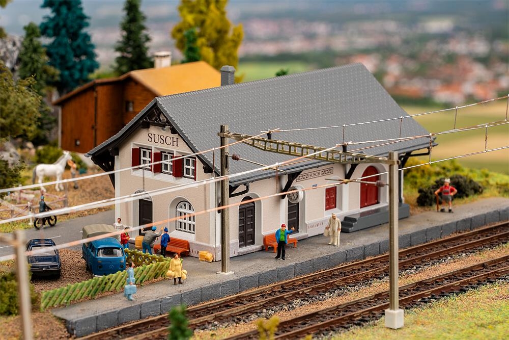faller-212125-bahnhof-susch.jpg