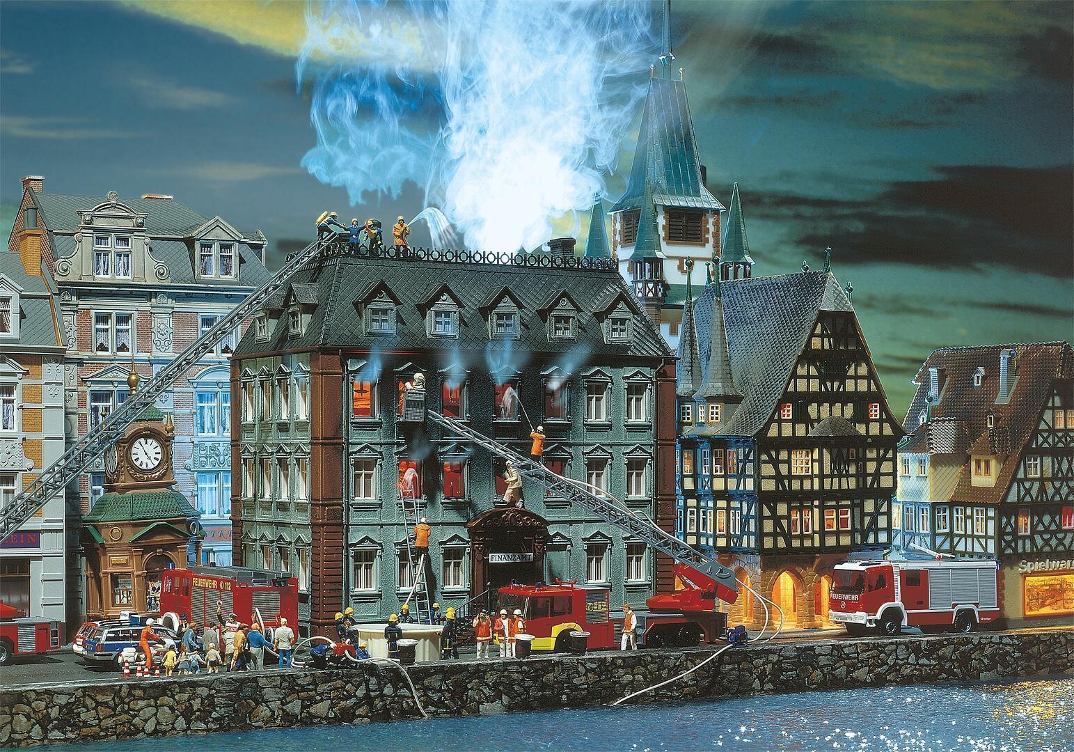 faller-231721-brennendes-finanzamt.jpg