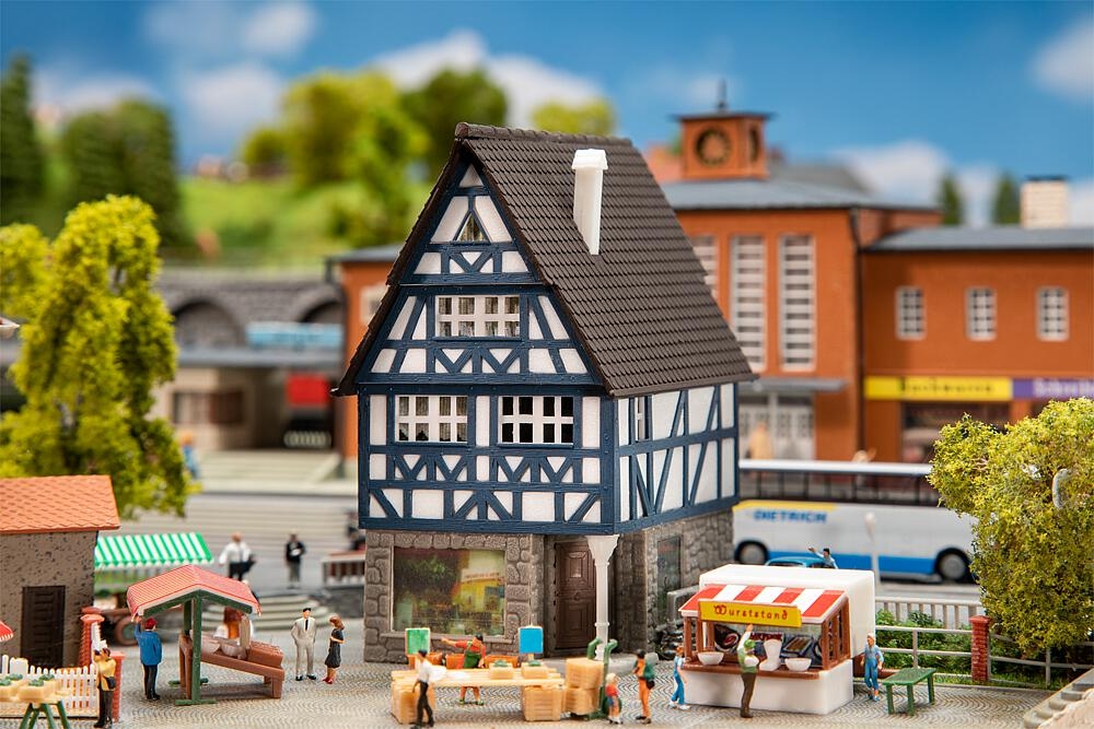 faller-232157-fachwerkhaus-mit-apotheke.jpg