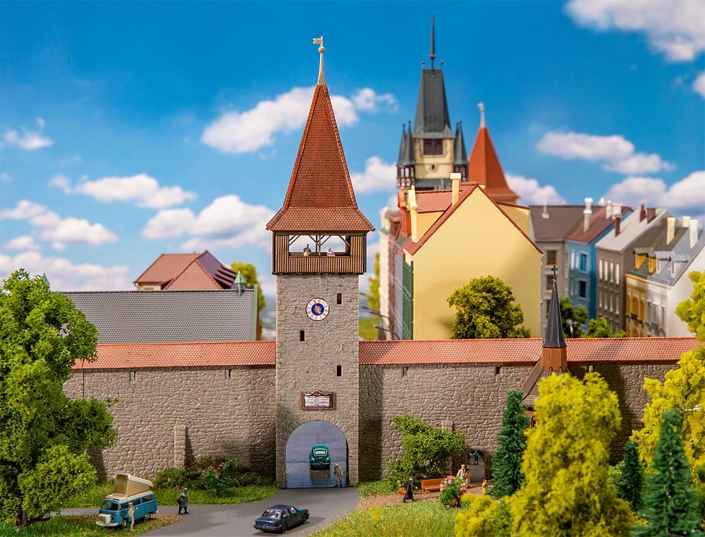 faller-232171-altstadtturm-mit-mauer.jpg