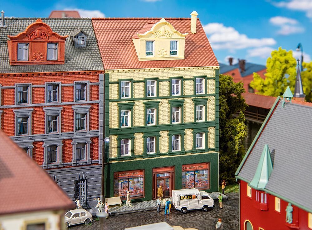faller-232172-stadthaus-mit-modellbaugeschaeft.jpg