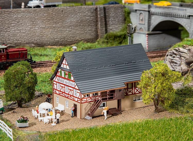 faller-232192-bauernhaus-mit-gastwirtschaft-bausatz.jpg