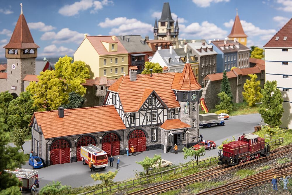faller-232194-rathaus-mit-feuerwache.jpg