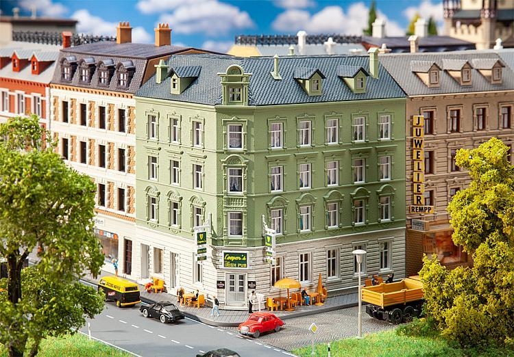 faller-232313-stadteckhaus-mit-kneipe-bausatz-neuheit-2019-massstab-1160.jpg