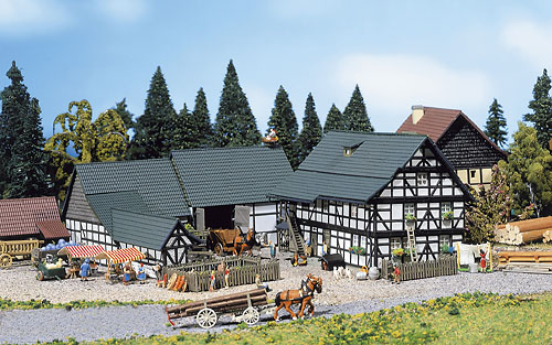 faller-232360-dreiseit-hof.jpg
