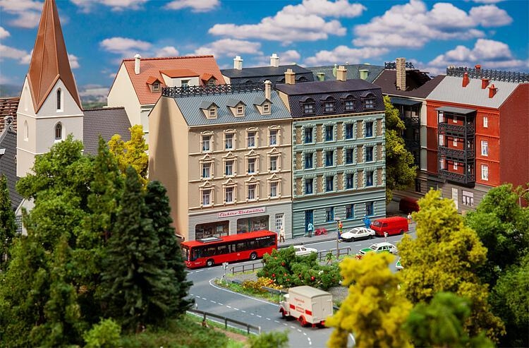 faller-232379-stadthuser-mit-elektrofachgeschft-neuheit-2020.jpg