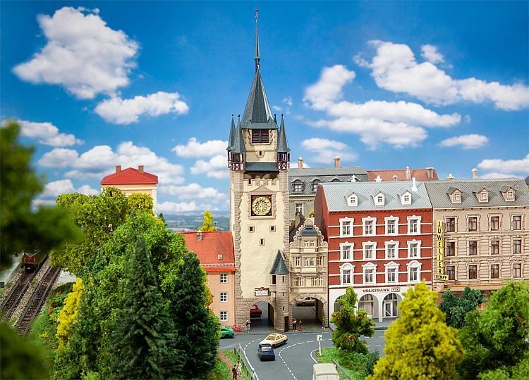 faller-232382-historisches-stadttor-neuheit_2019-bausatz-massstab-1160.jpg