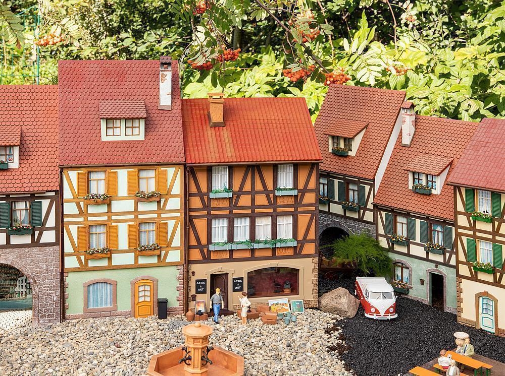 faller-331769-fachwerkhaus-mit-schaufenster.jpg