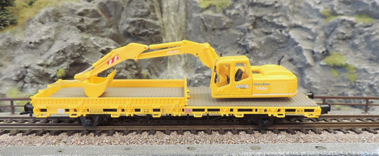 kibri-26250-h0-niederbordwagen-mit-atlas-bagger-gleisbaufertigmodell.jpg