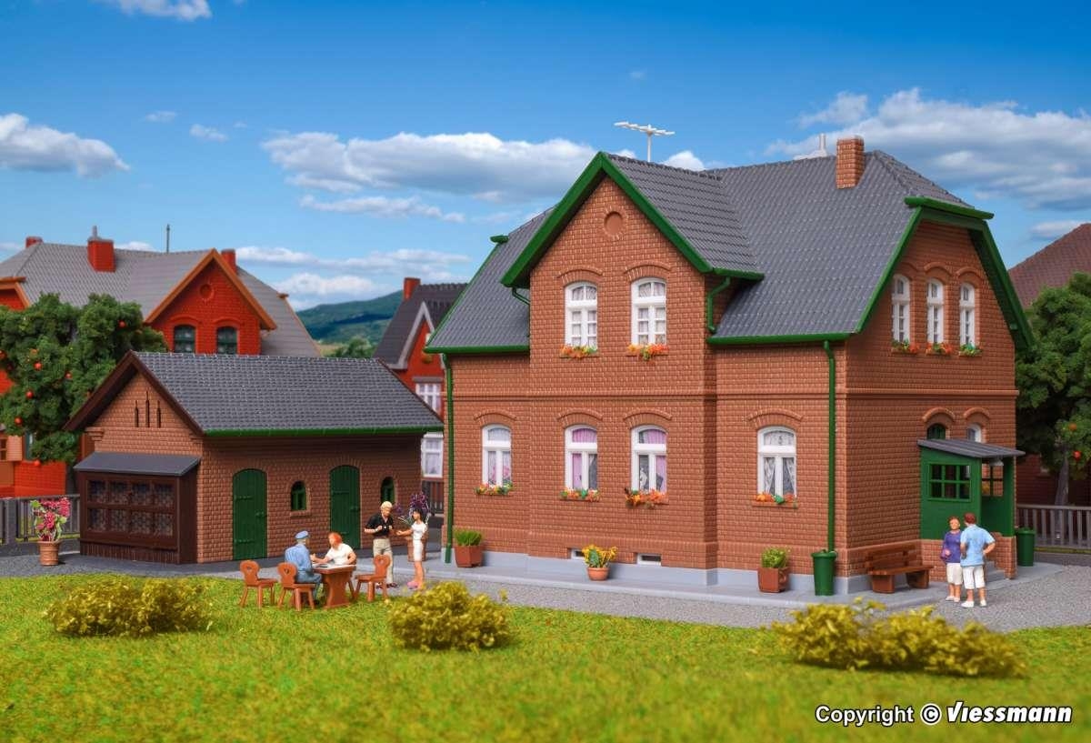 kibri-38192-h0-werkswohnhaus-in-bottrop-mit-nebengebaeude.jpg