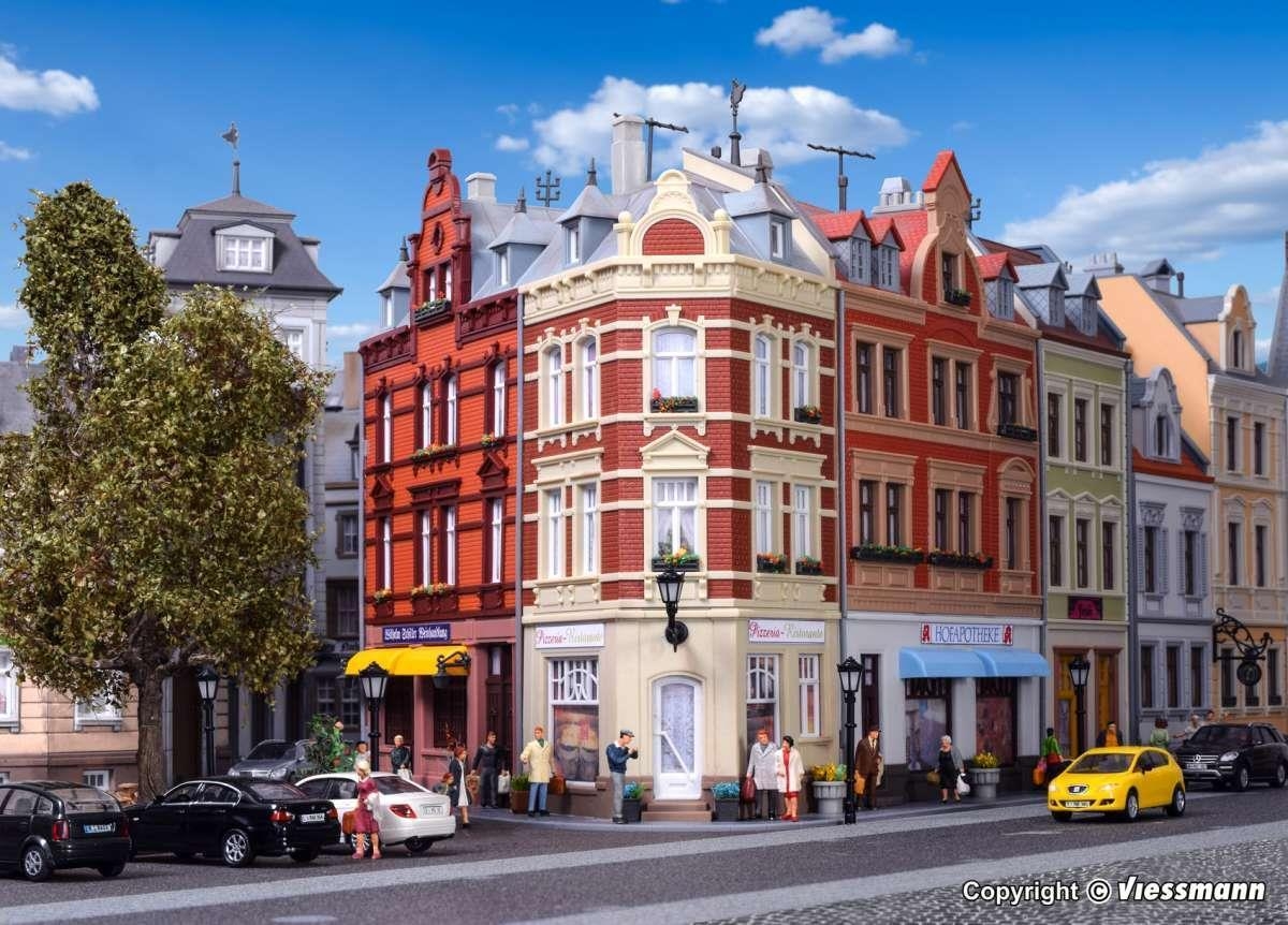 kibri-38355-h0-eckhaus-am-hanseplatz.jpg