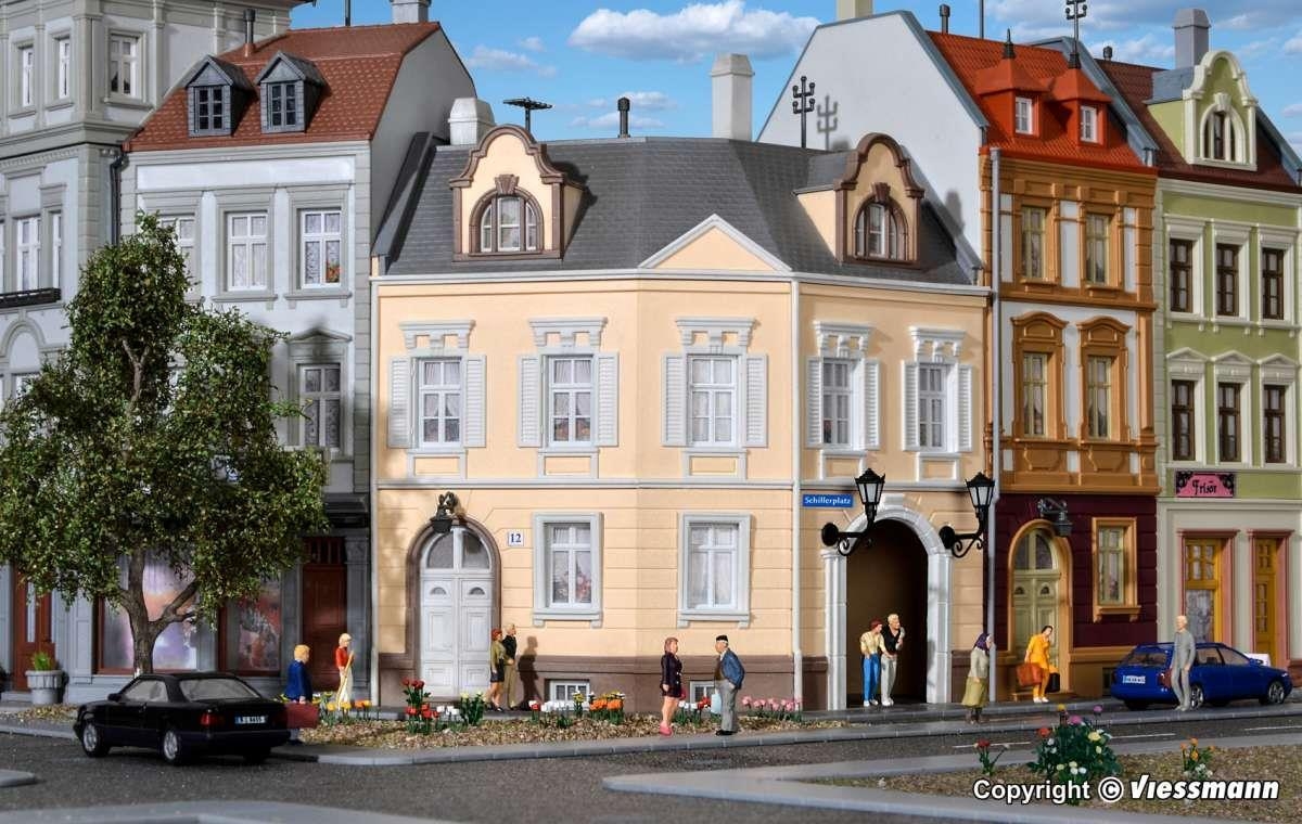 kibri-38387-h0-haus-am-schillerplatz.jpg