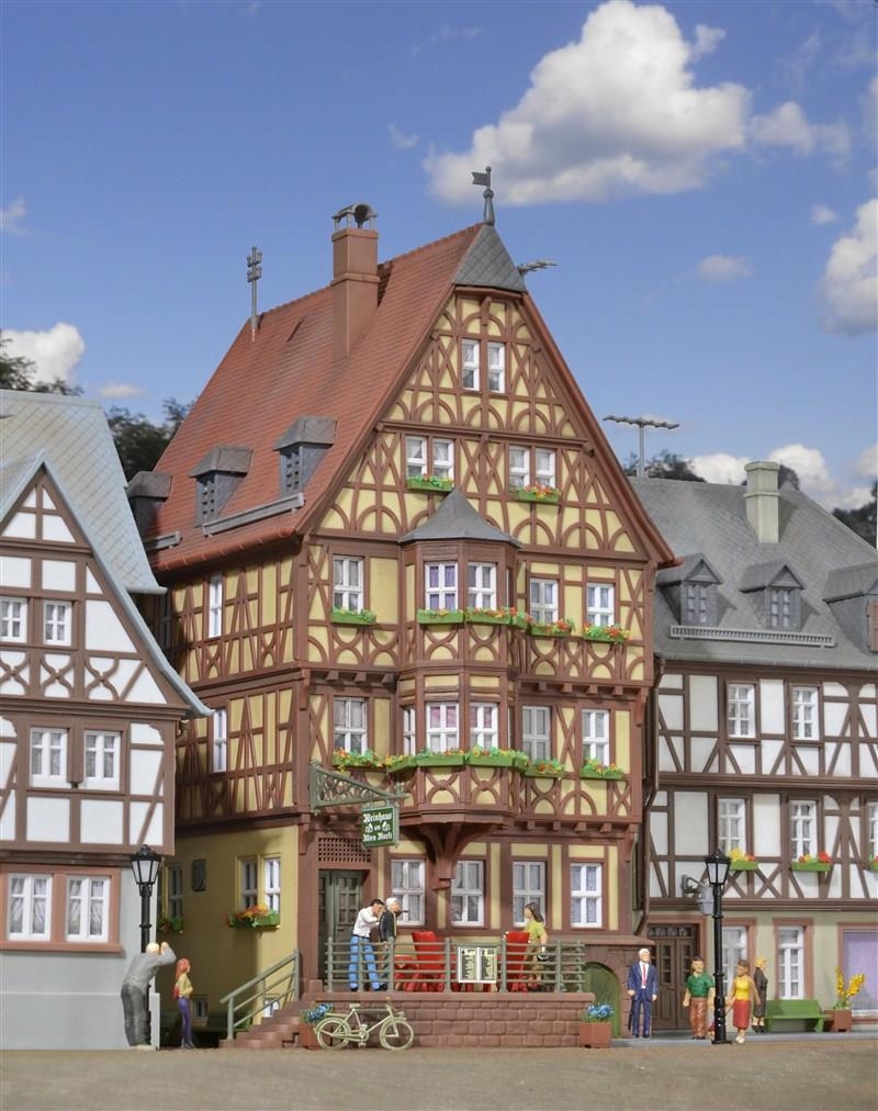 kibri-38902-h0-haus-mit-erker-in-miltenberg.jpg