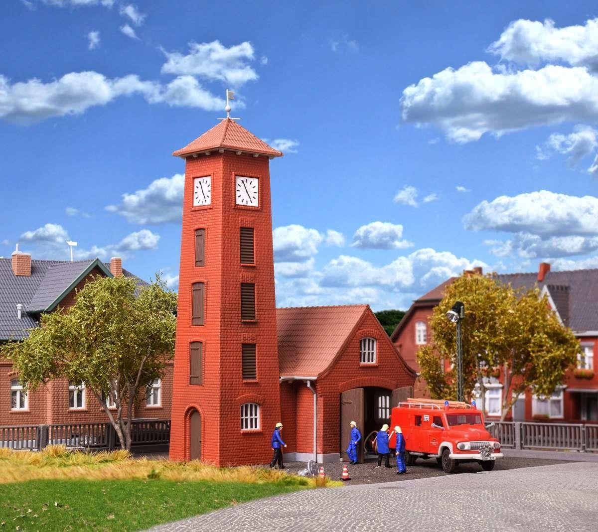 kibri-39210-h0-feuerwehrhaus-bahlburg-lueneburg-mit-fahrzeugford-fk-2500.jpg