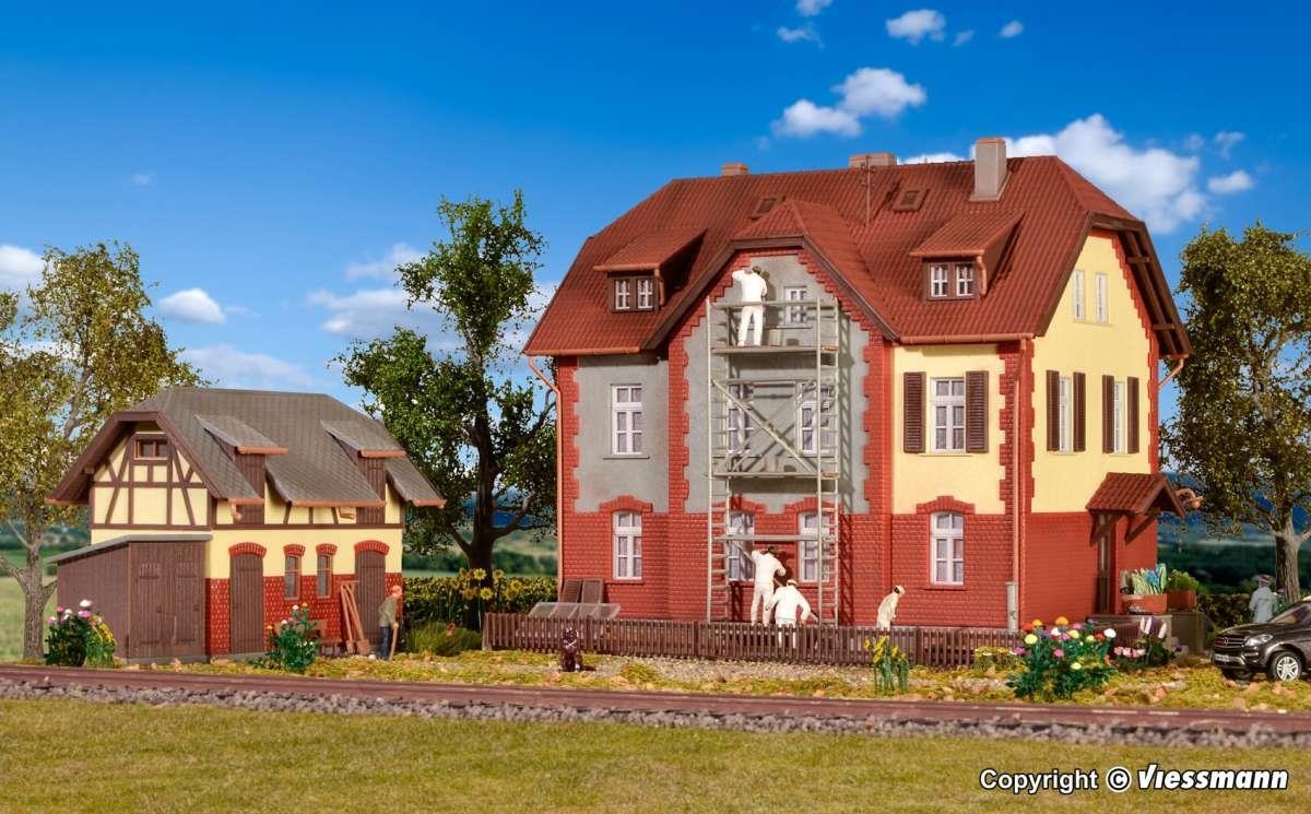 kibri-39315-h0-eisenbahner-wohnhaus-mit-baugeruest-undnebengebaeude.jpg
