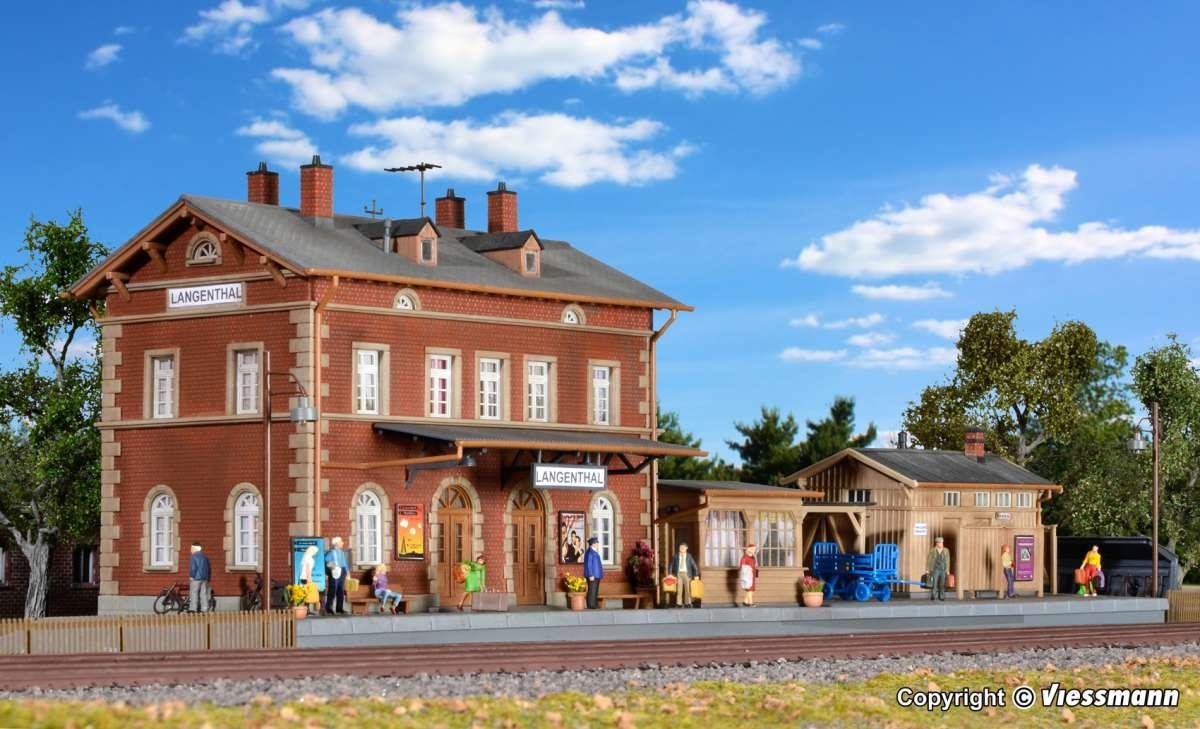 kibri-39504-h0-bahnhof-langenthal-mit-nebengebaeuden.jpg